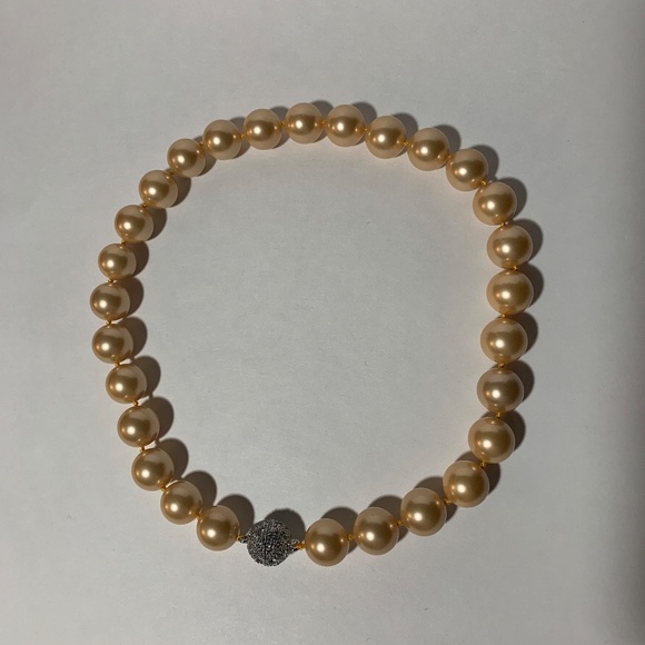 Elegant Shell Pearl Necklace with Magnetic Clasp in Light Honey 15mm - Picture 7 of 8